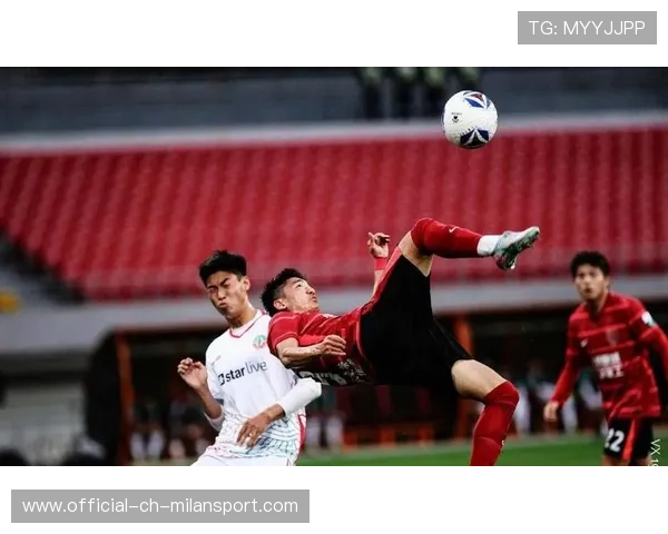 成都蓉城亚历斯祖中场扫荡，断球后顺势推进到前场