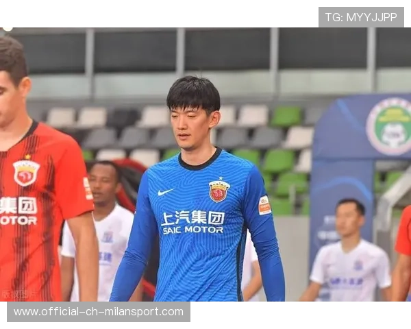 颜骏凌对抗赛连续扑出必进球，获评海港集训营优秀门将