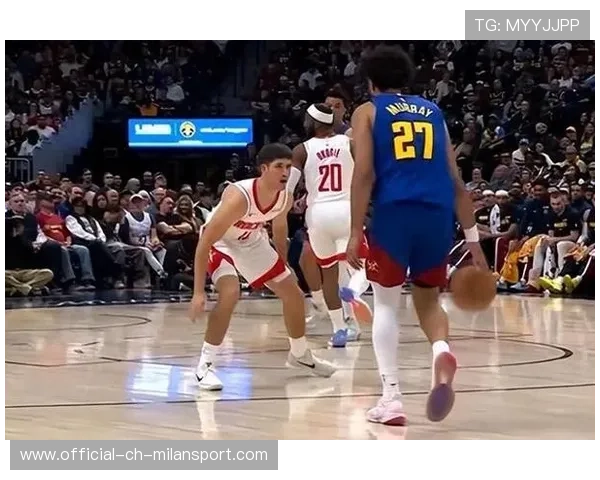 篮球比赛中底角三分球的战术配合与防守拉扯